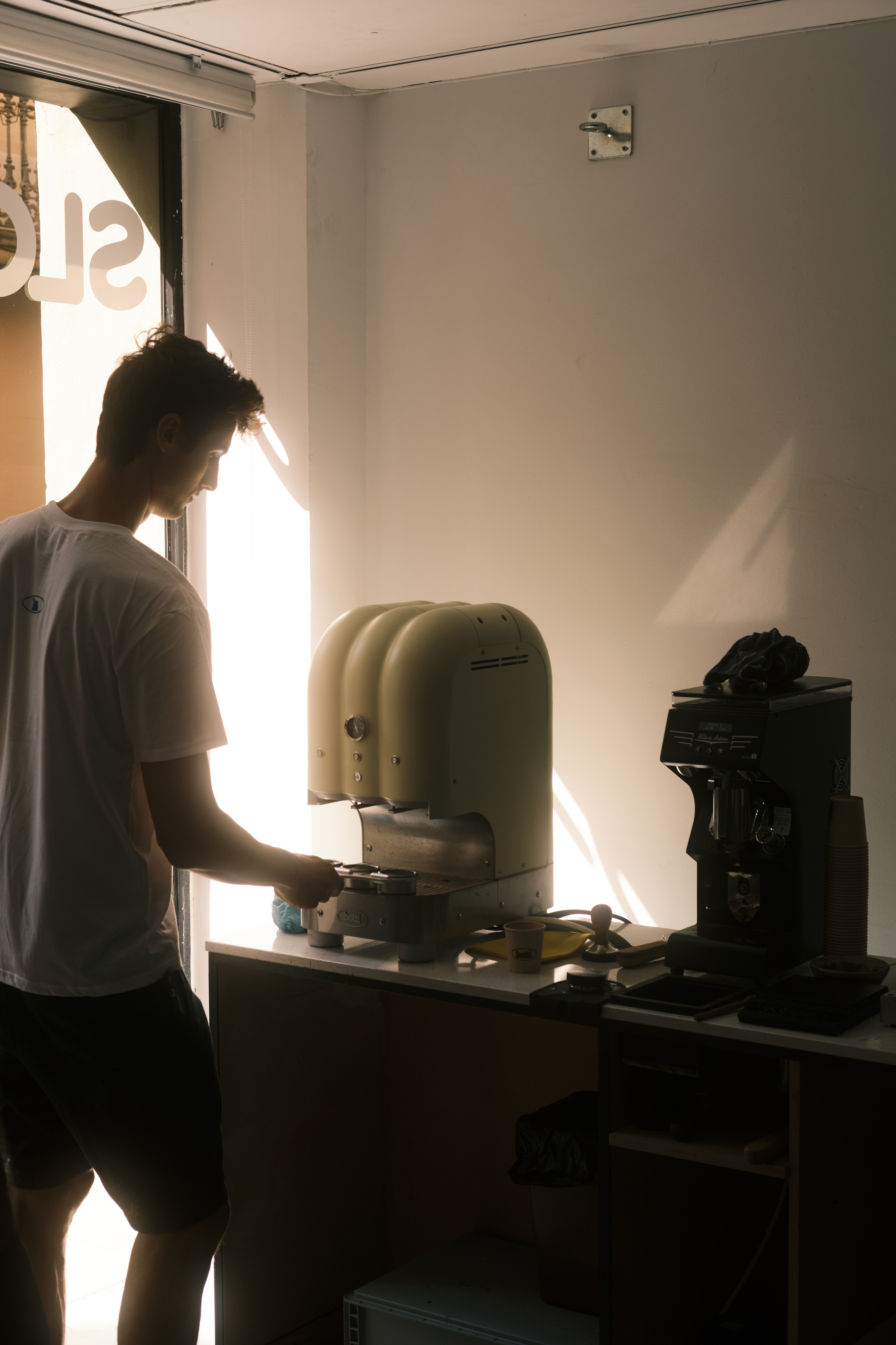 Candid moment from the Il Botticelli coffee event in Gràcia, Barcelona, shot on Fujifilm X-Pro3