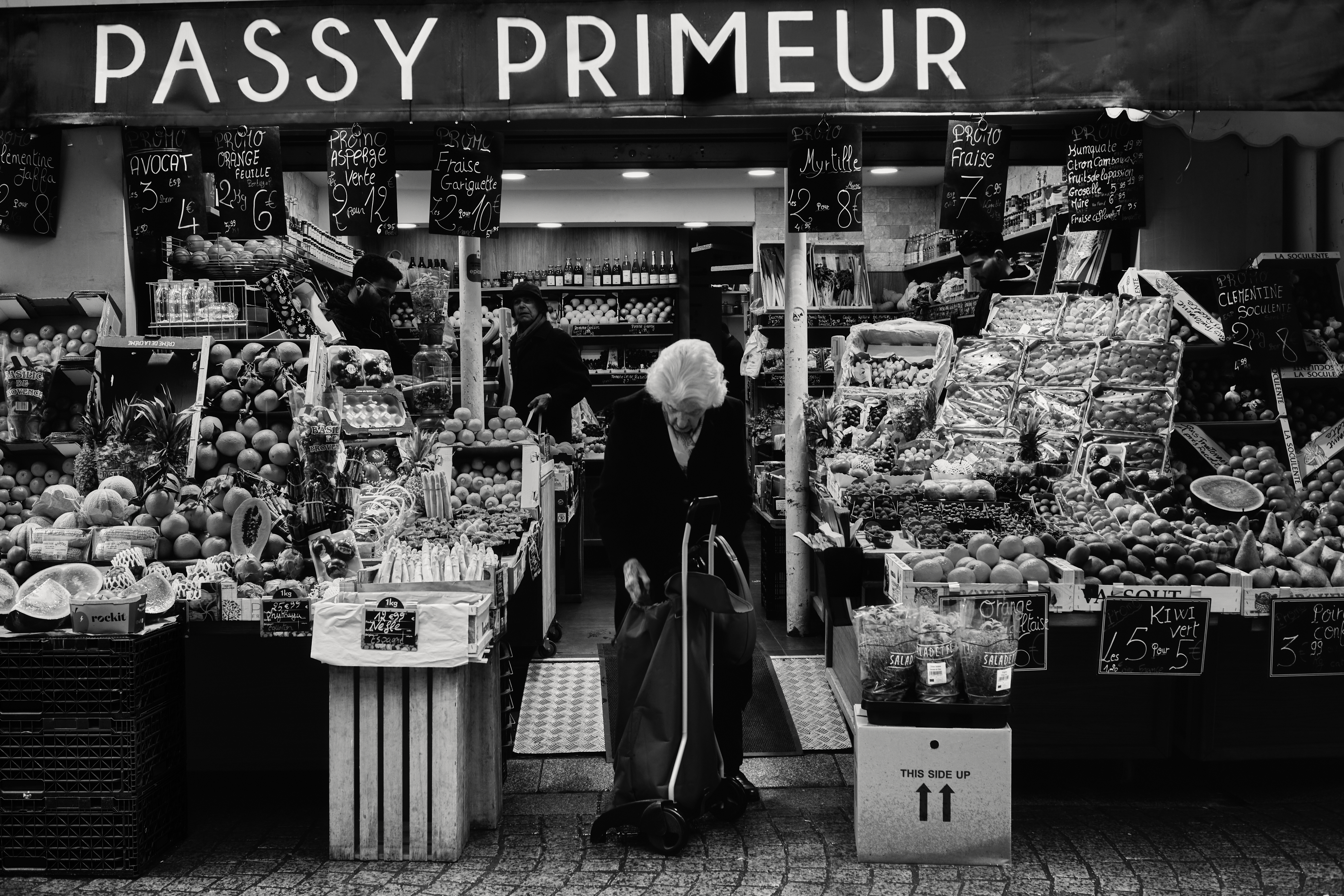 Black and white Paris photograph shot on Leica M10 and Carl Zeiss Biogon