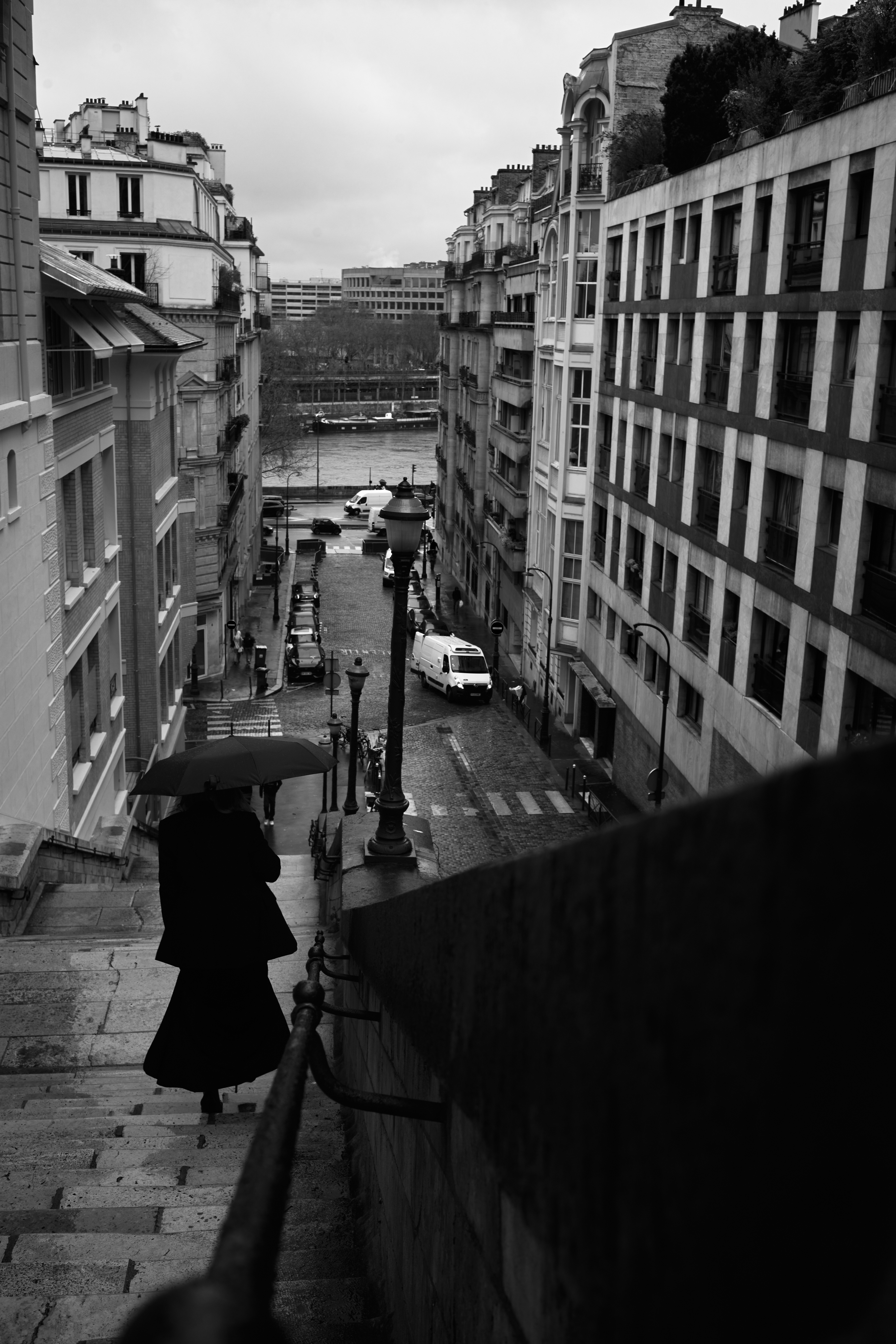 Monochrome Paris street scene from a Leica M10 with the Carl Zeiss Biogon